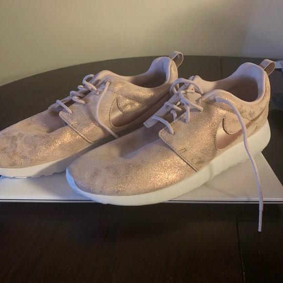 Nike Roshe Sneakers - Picture 1 of 2